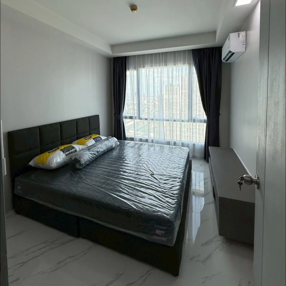 For rent: THRU THONGLOR unit with a large built-in wardrobe offering ample storage, fully equipped with appliances. Move in now, don't delay!