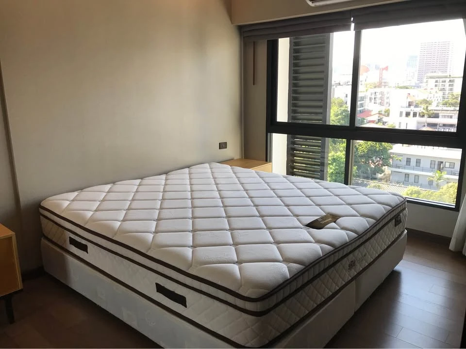 For rent: Tidy Thonglor, large 1-bedroom, 1-bathroom unit with bathtub, fully furnished. Book now before it's too late!