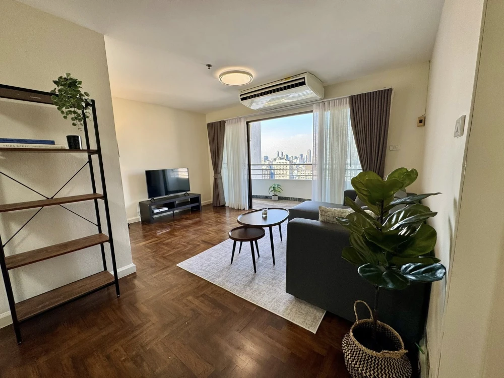 For rent: Top View Tower, Sukhumvit 59, 39th floor. Large unit, 98 sq m, 2 bedrooms, 2 bathrooms. Beautiful view with balcony. Grab it now!