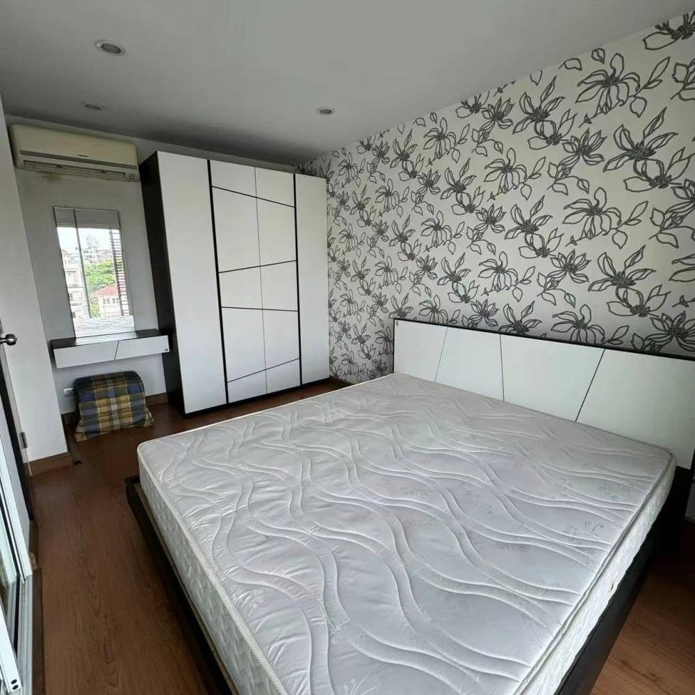 For rent: Tourmaline Gold Sathorn-Taksin, 40 sq.m. unit. Get the feel of a spacious room at this price – excellent value! If you're looking for a unit