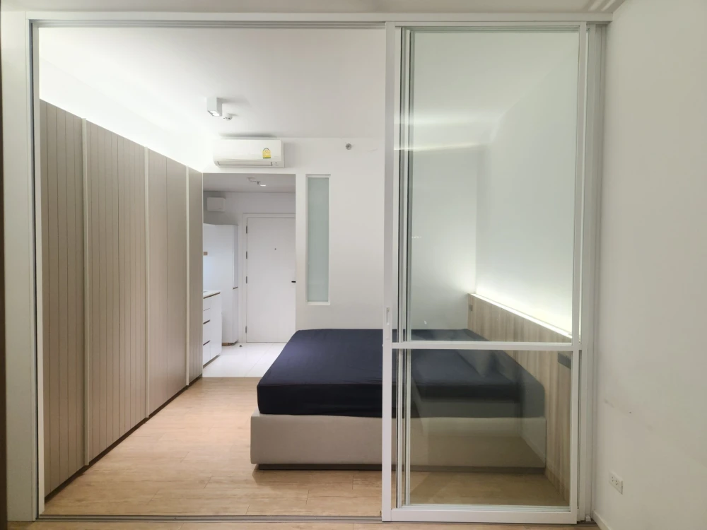 For rent Triple Y Residence, 21st floor, very high, corner room, private, city view, good atmosphere, don't miss it.