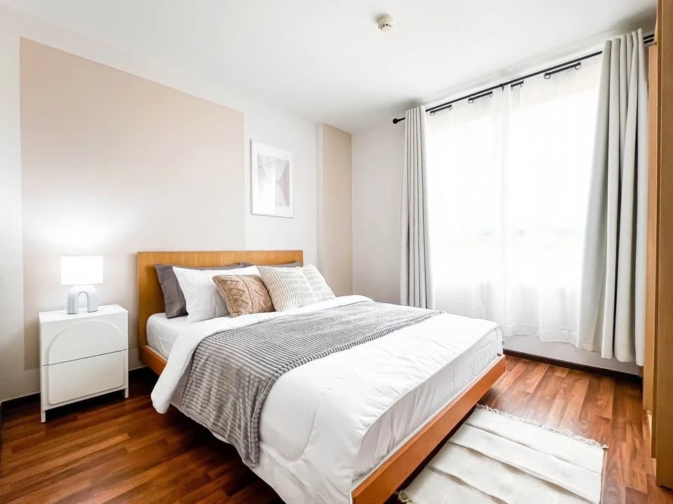 For sale/rent: U @ Huamak Station, a room decorated in bright white tones, very comfortable to the eyes, very nice to live in, fully furnished