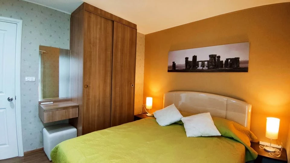 For rent: U Delight Rattanathibet, a room with a lot of usable space, beautiful wallpaper, a large sofa that is comfortable to sit on. Book now.