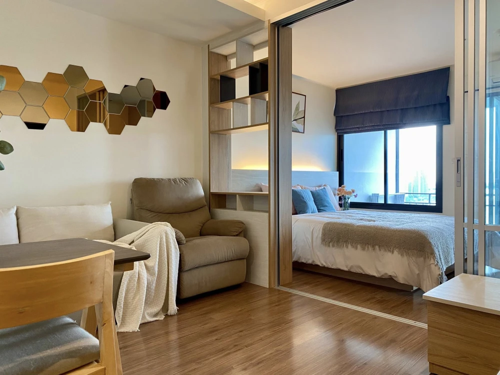 For rent: U Delight Residence Riverfront Rama 3, 23rd floor unit with balcony overlooking the Chao Phraya River. The room is bright, airy, and comfort