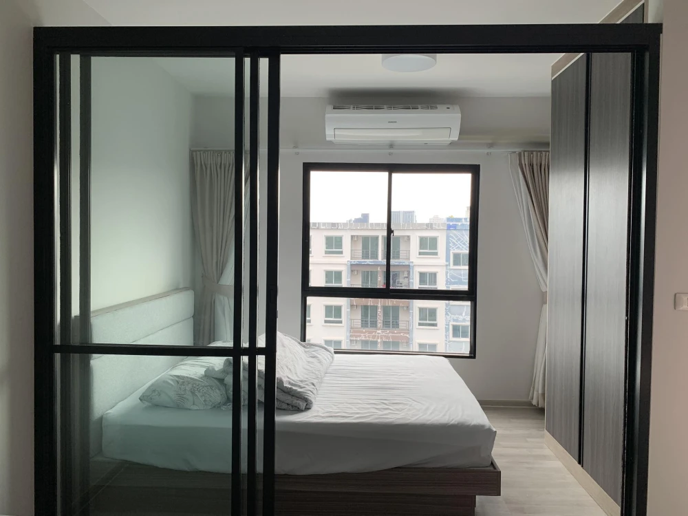 For rent: Unio Ramkhamhaeng-Serithai. The room is next to the fire exit. The space is not adjacent to anyone's room. The bedroom is separated into sec