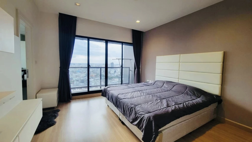 For rent: Urbano Absolute Sathorn-Taksin, corner room, no buildings blocking the view on either side, high floor, Chao Phraya River view, ready to mov