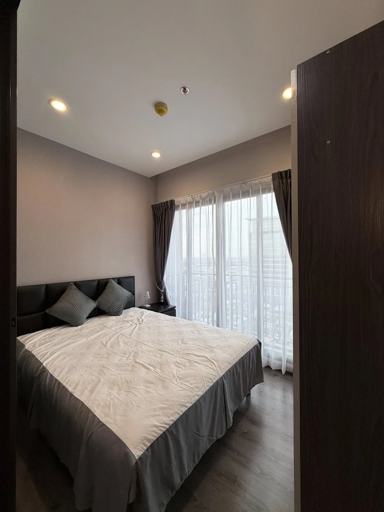 For rent: Urbano Rajavithi, decorated room with a theme, lots of space, complete set of furniture, just bring your bags and move in.