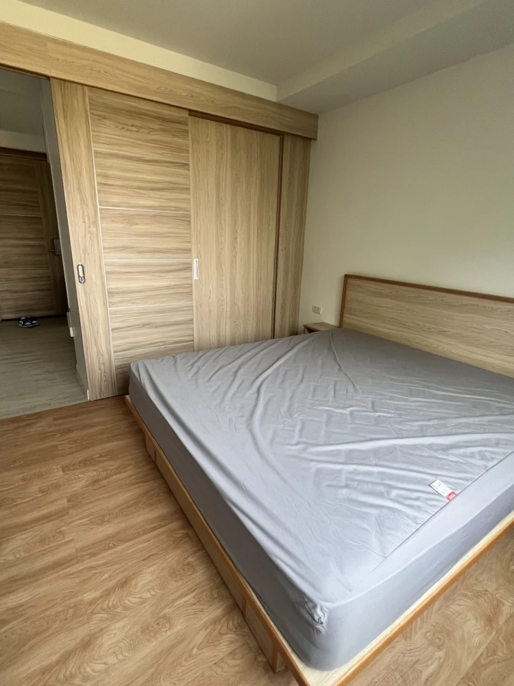 V Condo Salaya for rent. Corner unit with two windows, lots of natural light. Amazing price! Book now, don't miss out!