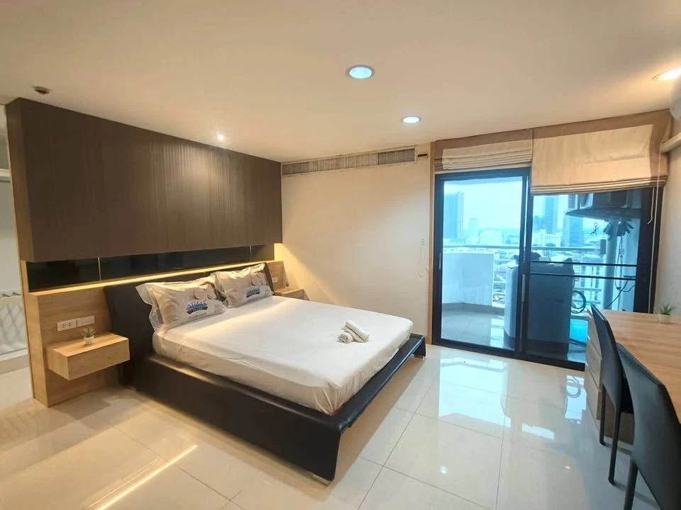 For rent: Waterford Diamond Sukhumvit 30/1, very spacious room, lots of usable space, fully furnished, must book.