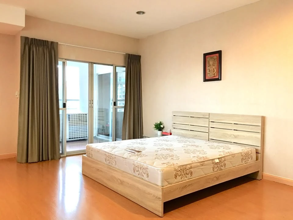 For rent: Waterford Diamond Sukhumvit 30/1. High floor unit with excellent ventilation. Fully furnished and equipped with all appliances. Book now!