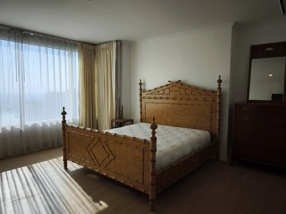 Watermark Chaophraya River condo for rent. High floor, spacious and comfortable with full amenities. Book now!