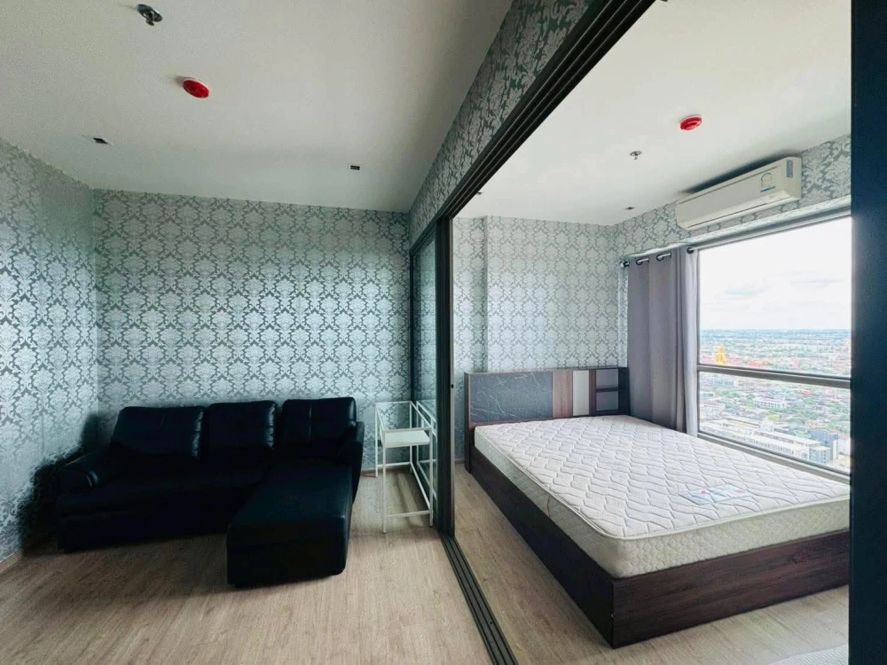 Condo for rent: Whizdom Station Ratchada-Thapra, next to the BTS, very high floor, wallpapered throughout the room, don't miss out!