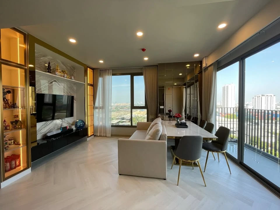 Whizdom The Forestias (Destinia) for rent, very spacious room, beautifully decorated with built-ins throughout the room, with gorgeous marble. Don't m