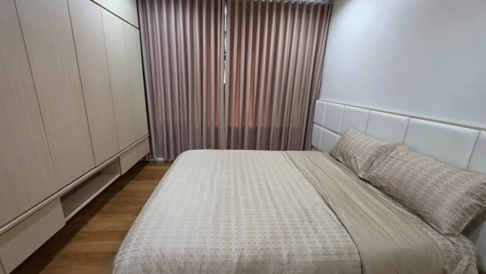 For rent: Wind Sukhumvit 23, 7th floor. Peaceful and private atmosphere, well-designed layout, bright and airy, comfortable living. Don't miss out!