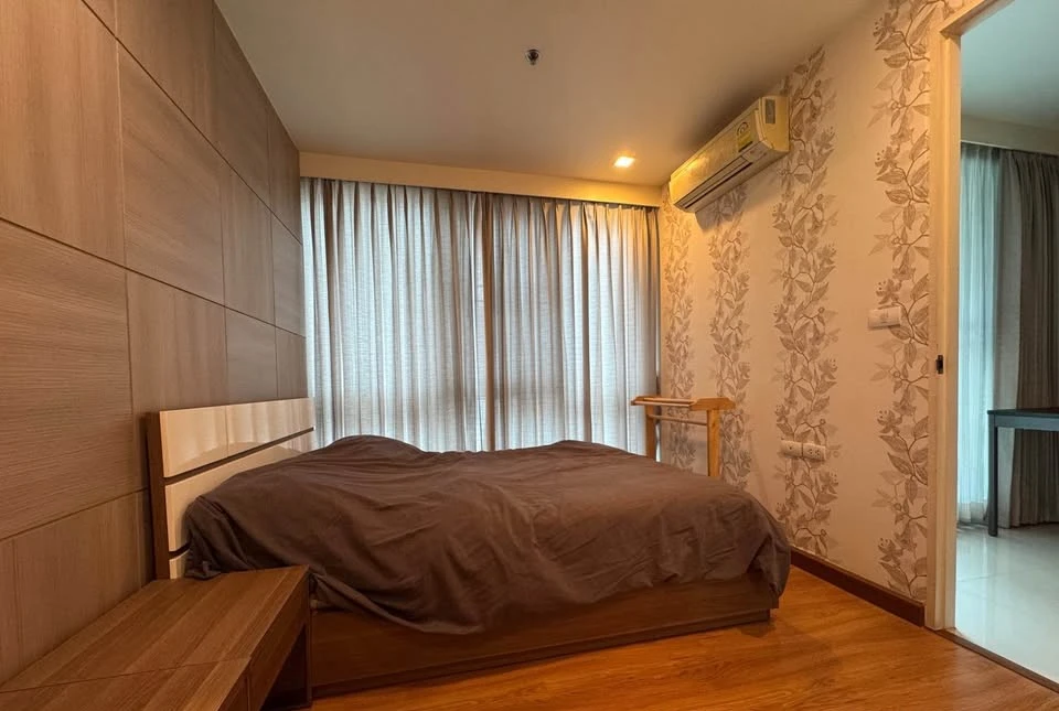 For rent: Wish @ Samyan, north-facing balcony, beautifully wallpapered, with excellent built-in furniture. Don't miss out!