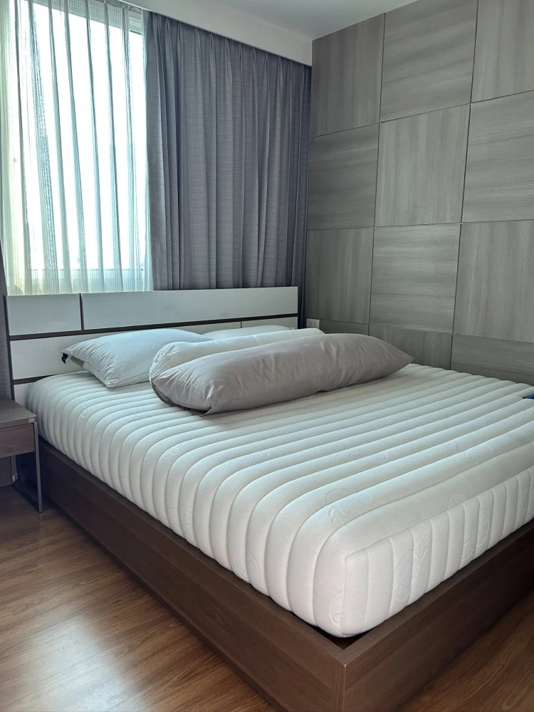 For rent: Wish @ Samyan, 1 bedroom unit with a large bed, premium mattress, and built-in wardrobe – plenty of storage. Don't miss out!