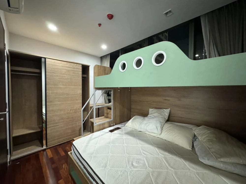 For rent: Wish Signature Midtown Siam, 10th floor, has a private lift, 2.7 meter high ceiling, with a quality bunk bed. Hurry and book now!