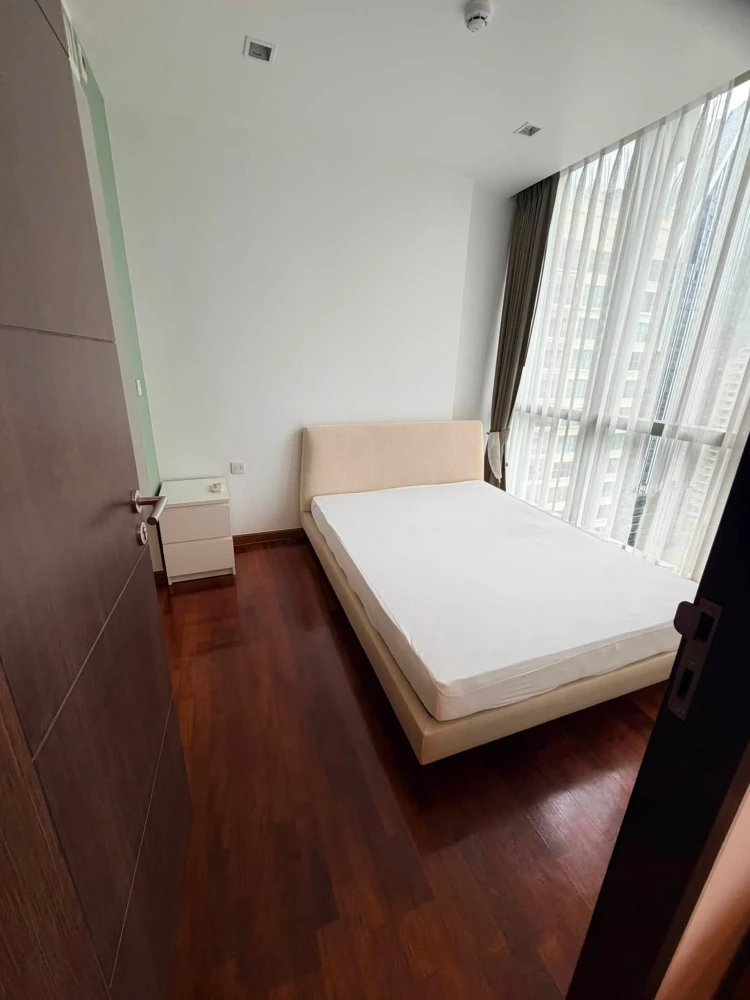 For rent: Wish Signature Midtown Siam. Private elevator, spacious room, fully furnished with appliances. Don't miss out!