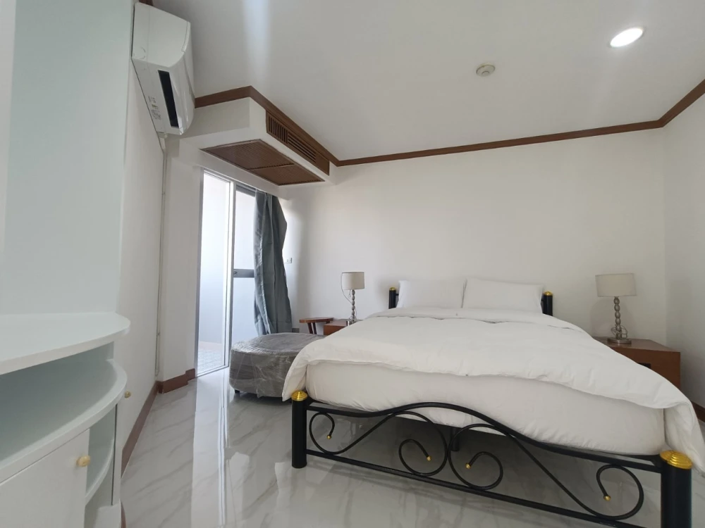 2-bedroom apartment for rent at Wittayu Complex, 20th floor, fully furnished. Book now!