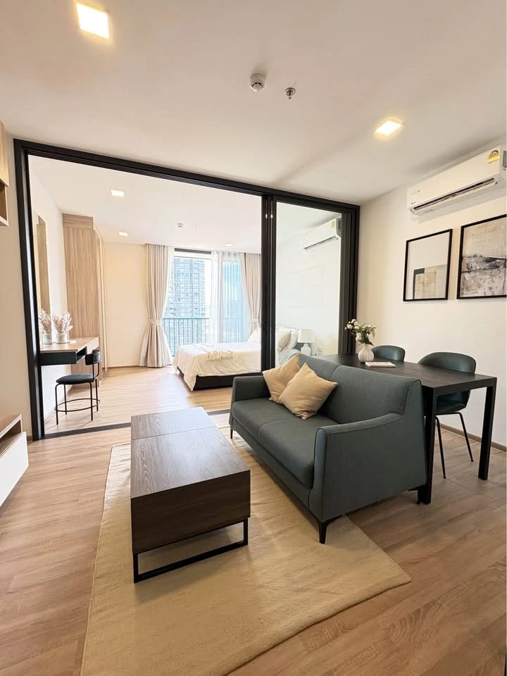 XT Phayathai for rent, beautiful room, good view, quiet, has a balcony, spacious living space, interested, reserve now.