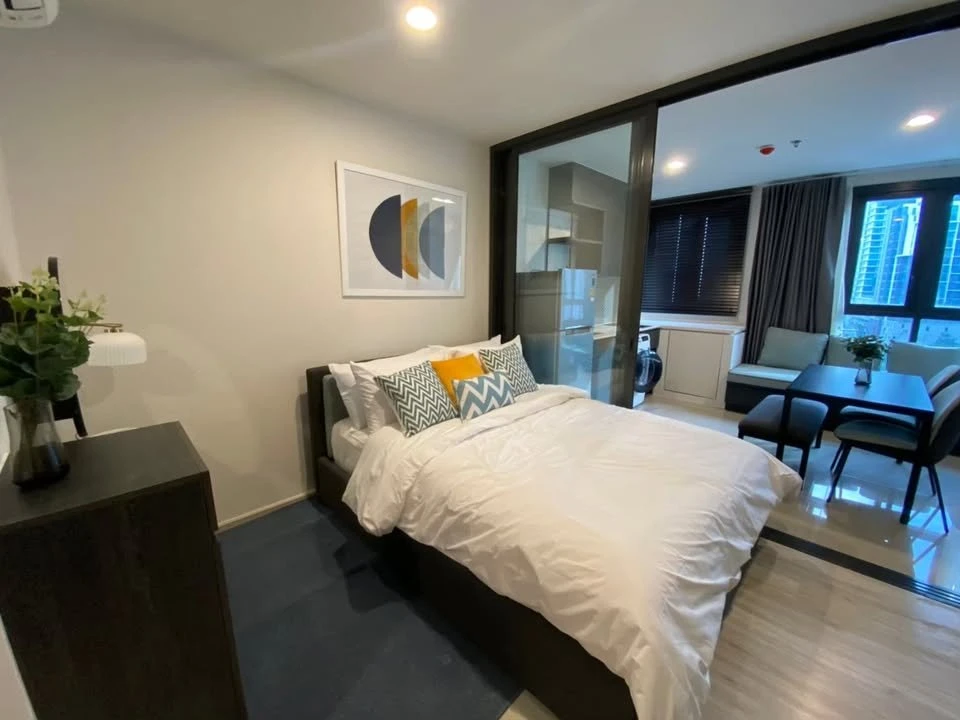 For rent: XT HUAIKHWANG, 9th floor, Building A, fully furnished, just bring your own luggage and move in.