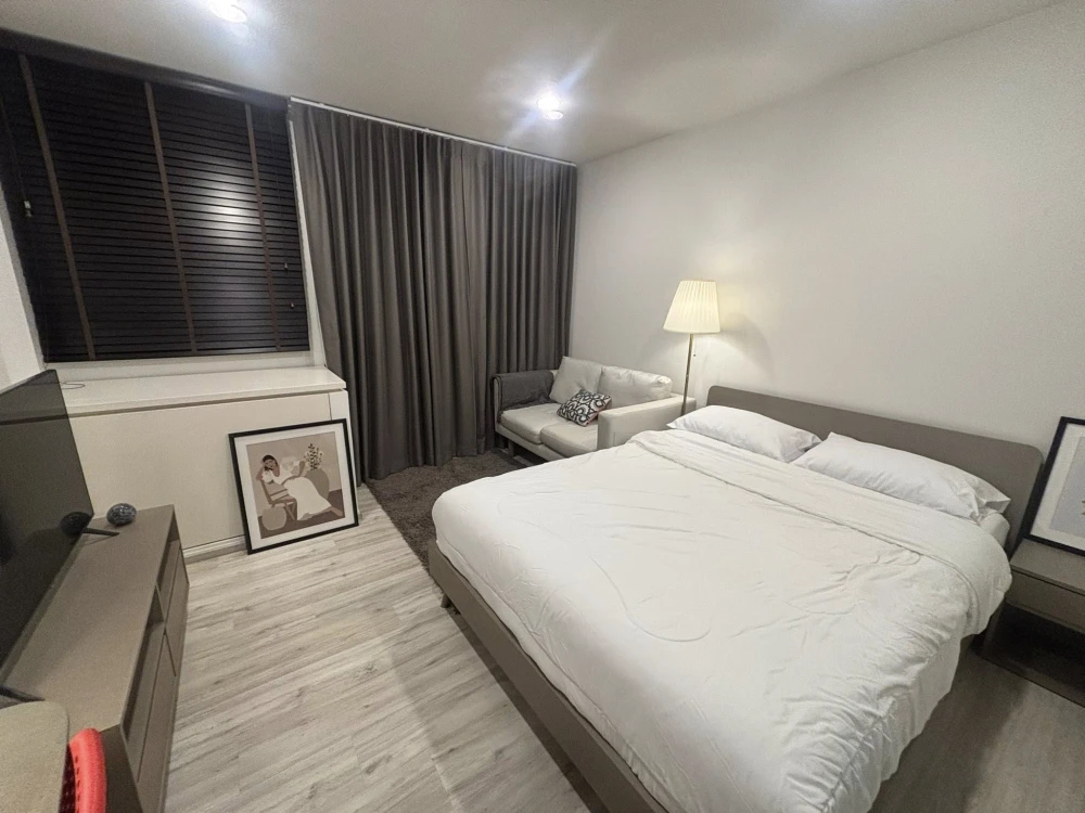 For rent: XT Huaikhwang, fully furnished, with a pleasant, shady garden view. Hurry and book before you miss out.