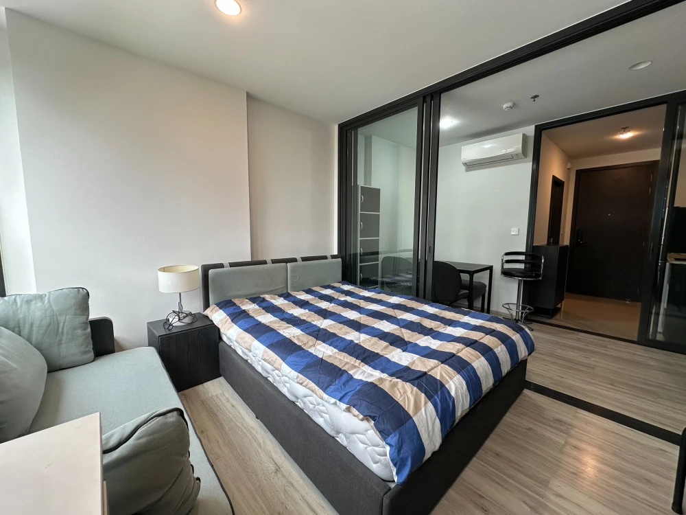 For rent: XT Huaikhwang, a nice room on the 7th floor, fully furnished, just bring your bags and move in.