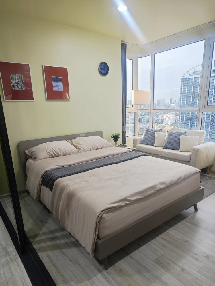 For rent: XT Huaykwang, beautiful corner room, 27th floor, sunset view, comes with a special price. Hurry and reserve before it's gone.