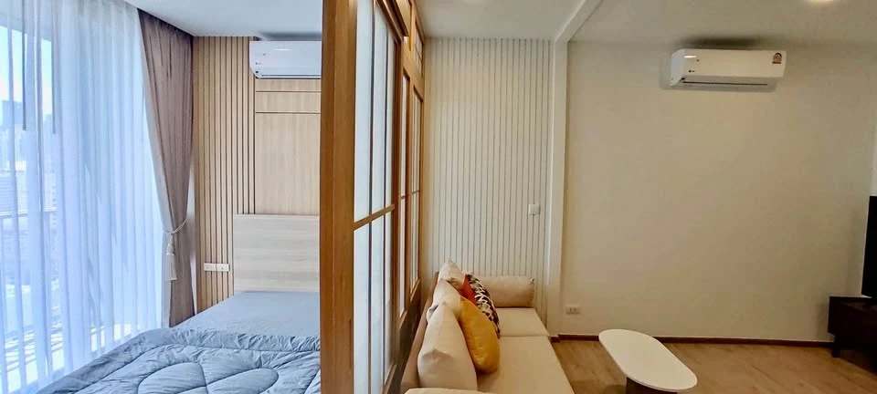 XT Phayathai for rent, has a balcony, no blocked view, the building next door is not on the school side, spacious living room, decorated in a minimali