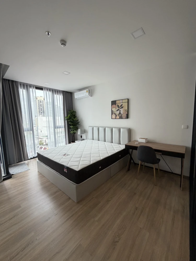 XT Phayathai for rent. Great view, pleasant atmosphere, spacious rooms with good functionality. Suitable for both living and working in the city.