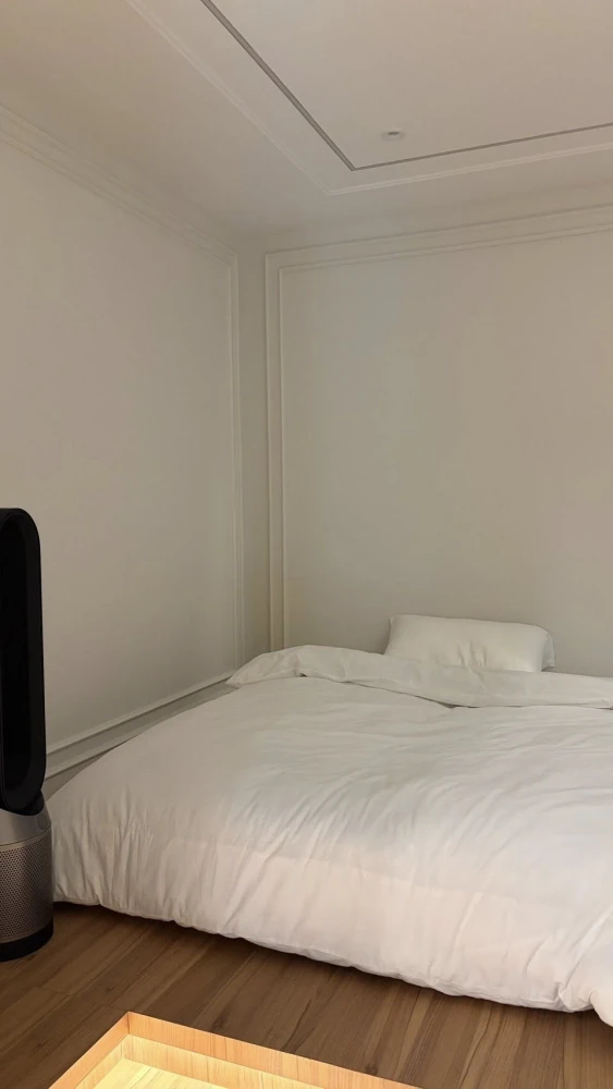 For rent: XT Phayathai. Spacious room with plenty of usable space and high-quality built-in furniture. You'll regret missing out!