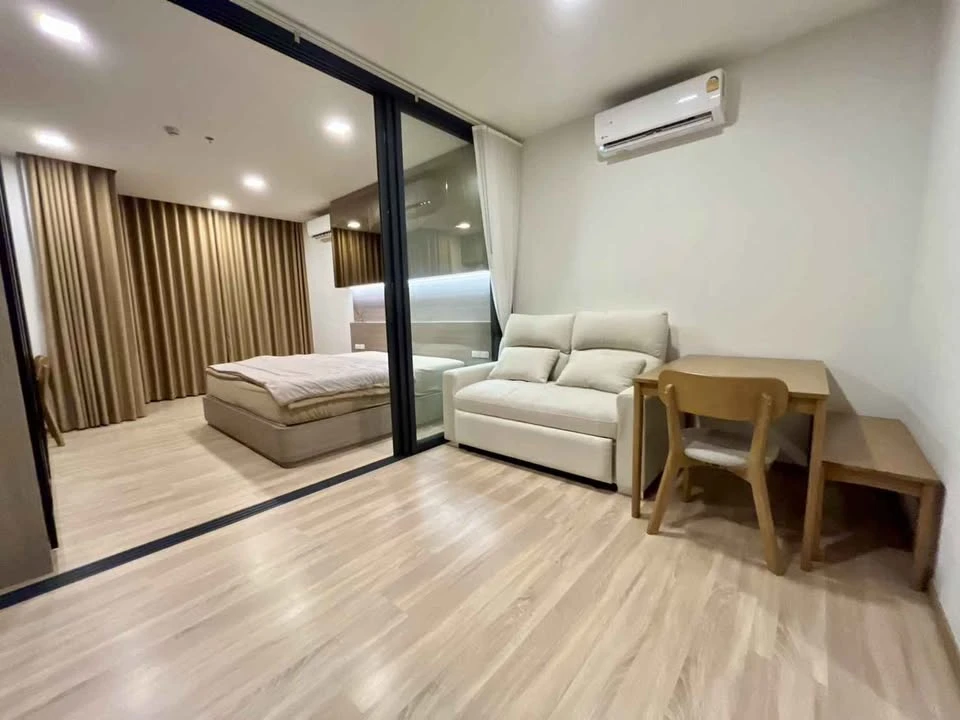 For rent: XT Phayathai, 1-bedroom unit with a unique layout, balcony extended to create a bedroom area, city view. Reservation required.