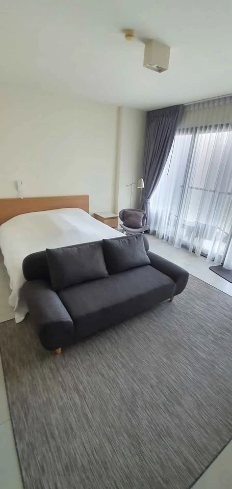 For rent: Zire Wongamat, corner room with privacy, good location, comes with complete facilities, reserve now!