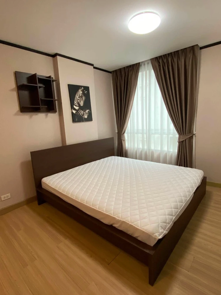 Zoom Condo Place for rent, 3rd floor unit. Great location, convenient transportation. Don't just look, book it!