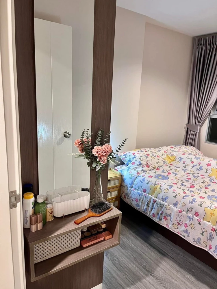 For rent: The Trust Condo @BTS Erawan, 19th floor, high view, great price, don't miss it.