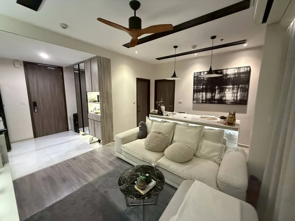 Condo for rent at Ideo Mobi Sukhumvit 66. Nicely decorated with high-quality built-in furniture. Amazing price! Book now, don't miss out!