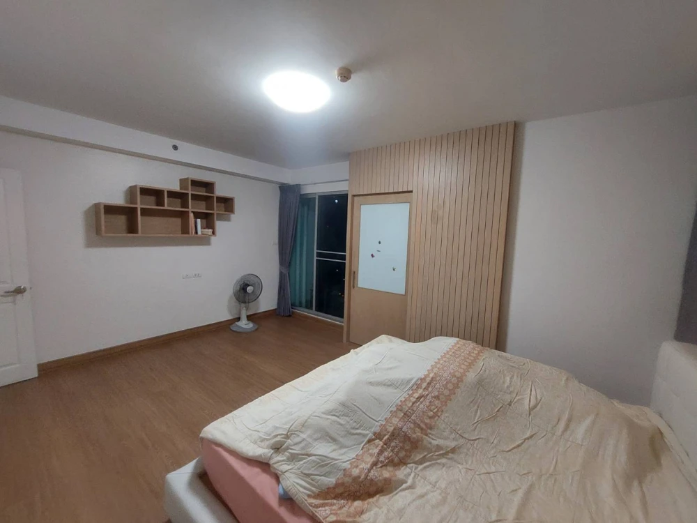 For rent/sae: Supalai Park Kaset, large room, no obstructing buildings, no direct sunlight, room stays cool, beautiful pool view, everything you need!