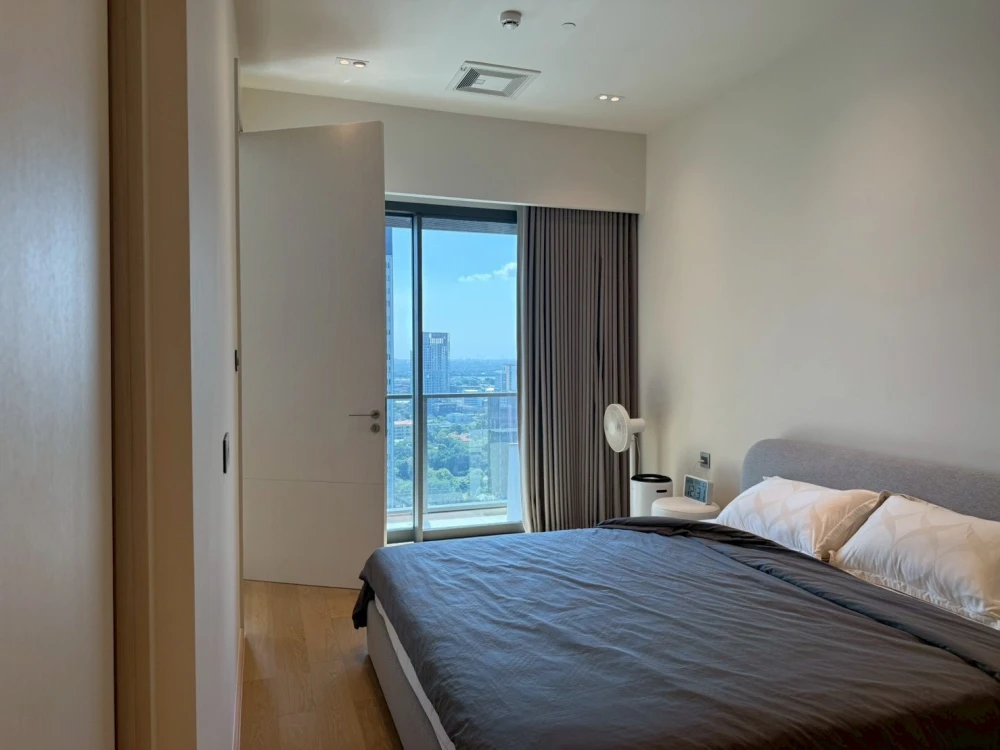 🏙️🕊️ For Rent: The Strand Thonglor – Minimal Luxury Living in Prime Location! 🕊️🏙️