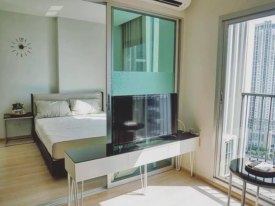 For rent!! Condo Noble Revolve Ratchada 2, room number 42/444, fully furnished, ready to move in, don't miss this price!!