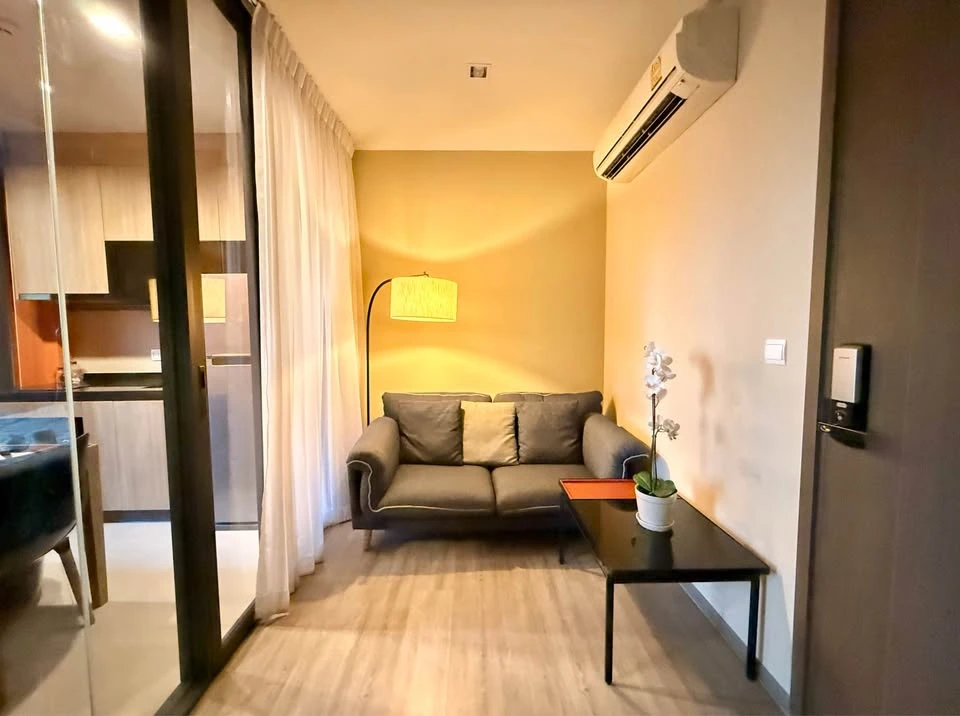 THE LINE WONGSAWANG for sale, the room is decorated very cool, very dark, 9th floor, has a pool view. Book now, it's definitely worth it.
