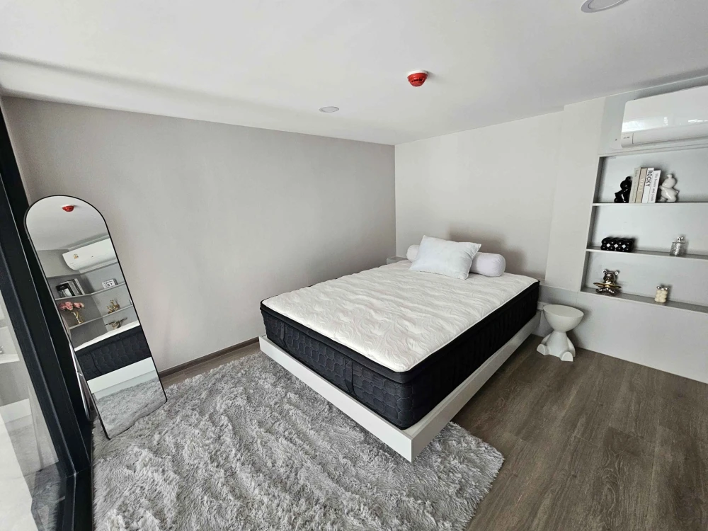 Ready-to-move-in condo unit at KnightBridge Space Rama 4. High floor, fully furnished. Book now!