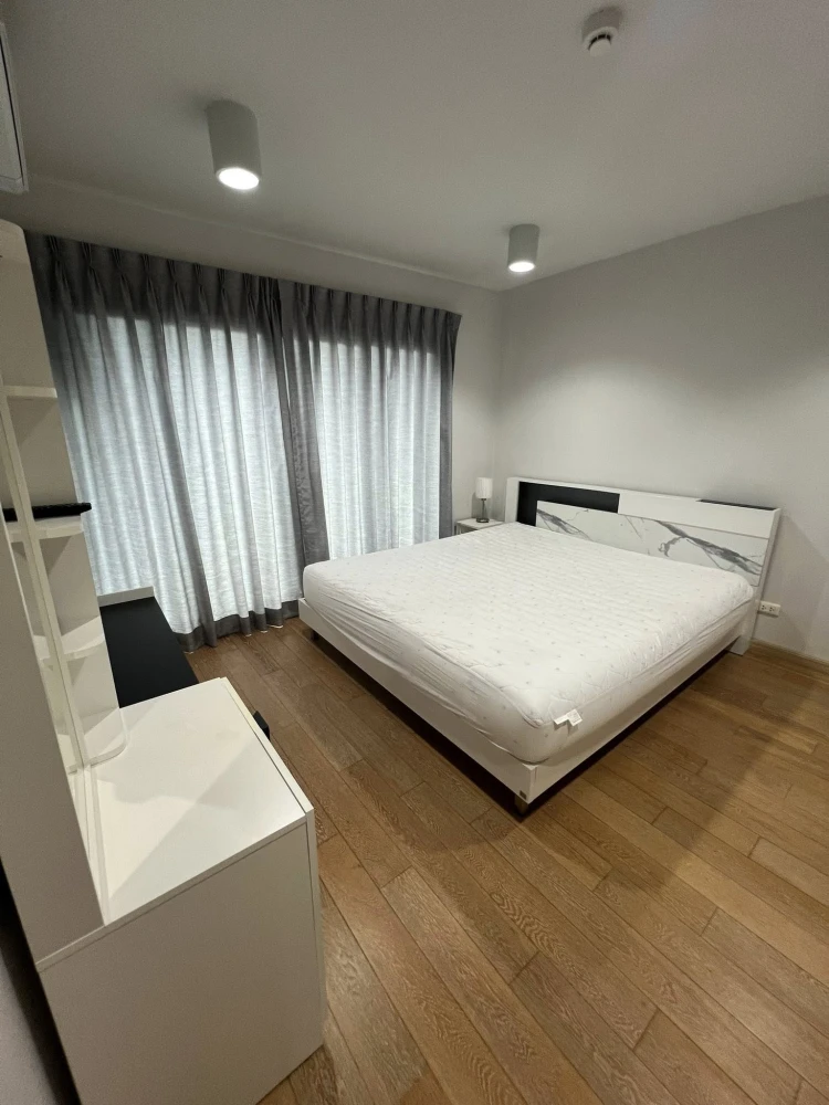 For rent Bangkok Feliz Krungthonburi, fully furnished room, ready to move in, great price, hurry and book now.