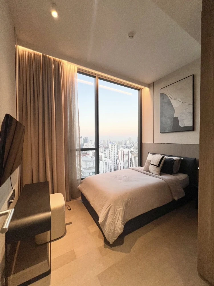 For rent Celes Asoke, a beautifully decorated room, well-built-in, convenient and complete here. You must hurry to reserve now, don't wait.