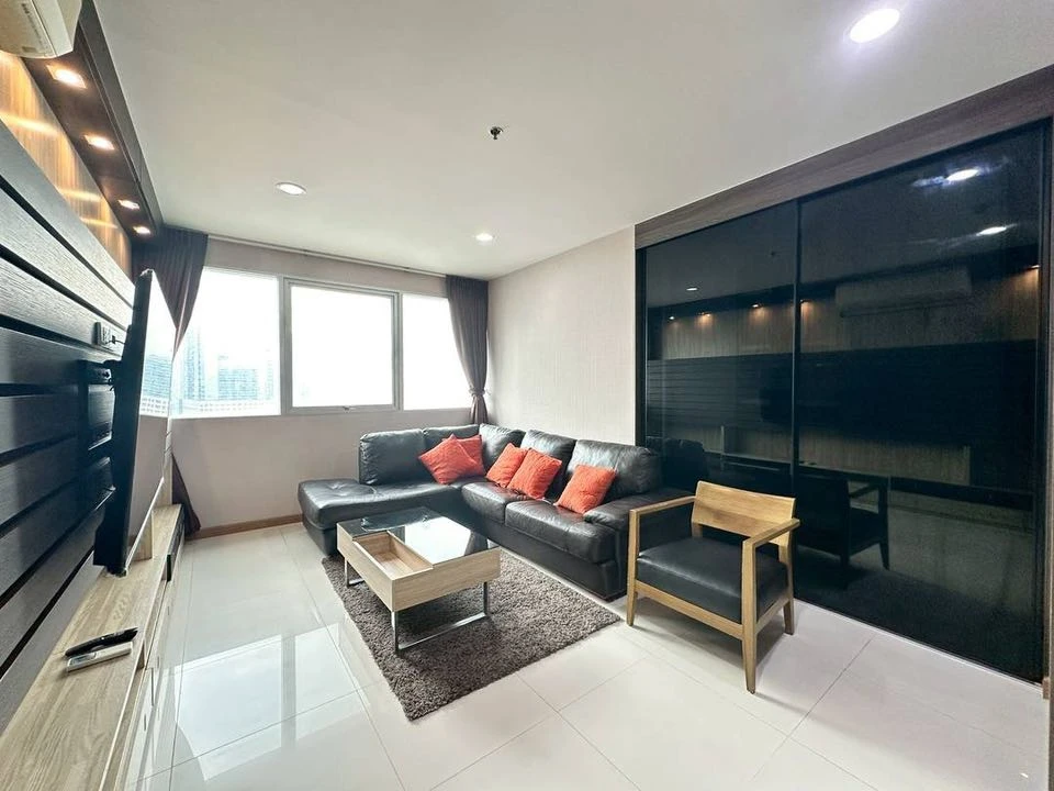 For rent condo St.Louis Grand Terrace, large room, comfortable living, 18th floor, high view, hurry up and come reserve, don't miss out.