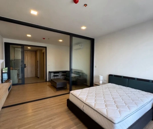 Condo for rent, XT Phaya Thai. The unit is partitioned into separate, clearly defined zones and comes with complete amenities. Book now!