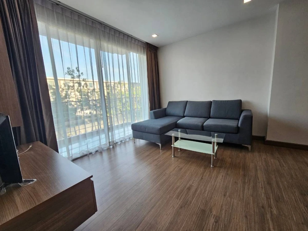 For rent Green Lake Condo Sriracha, spacious room, comes with usable space, good price, hurry and book now.