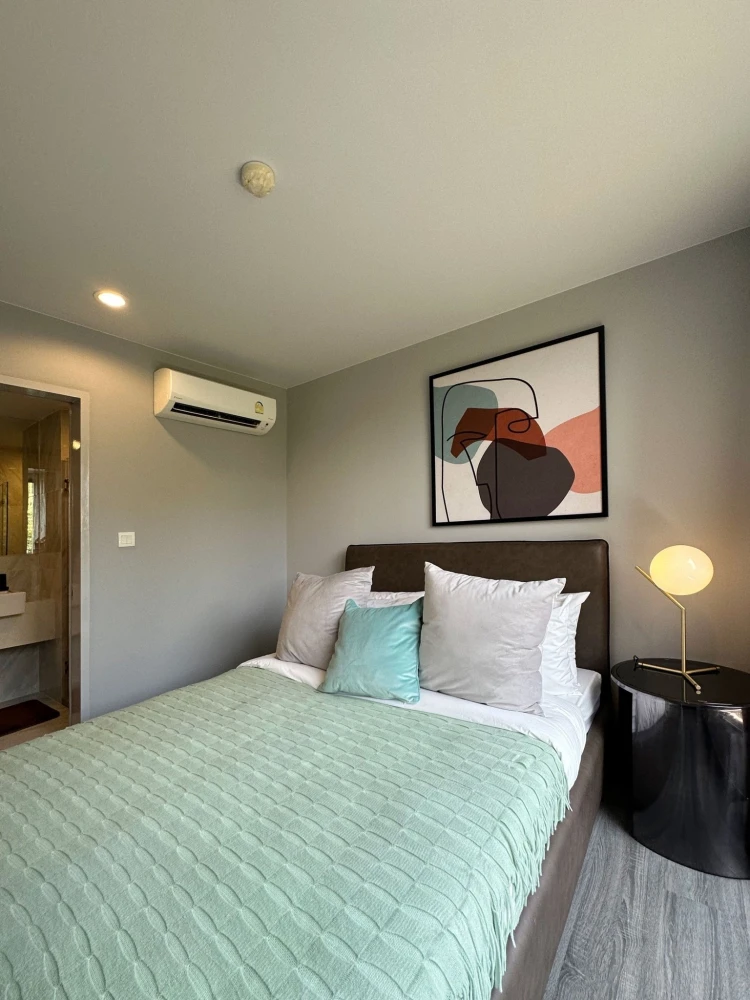 For rent: Ideo Mobi Sukhumvit 40, 4th floor, room with natural garden view. Quiet and peaceful, perfect for relaxation. Book now!