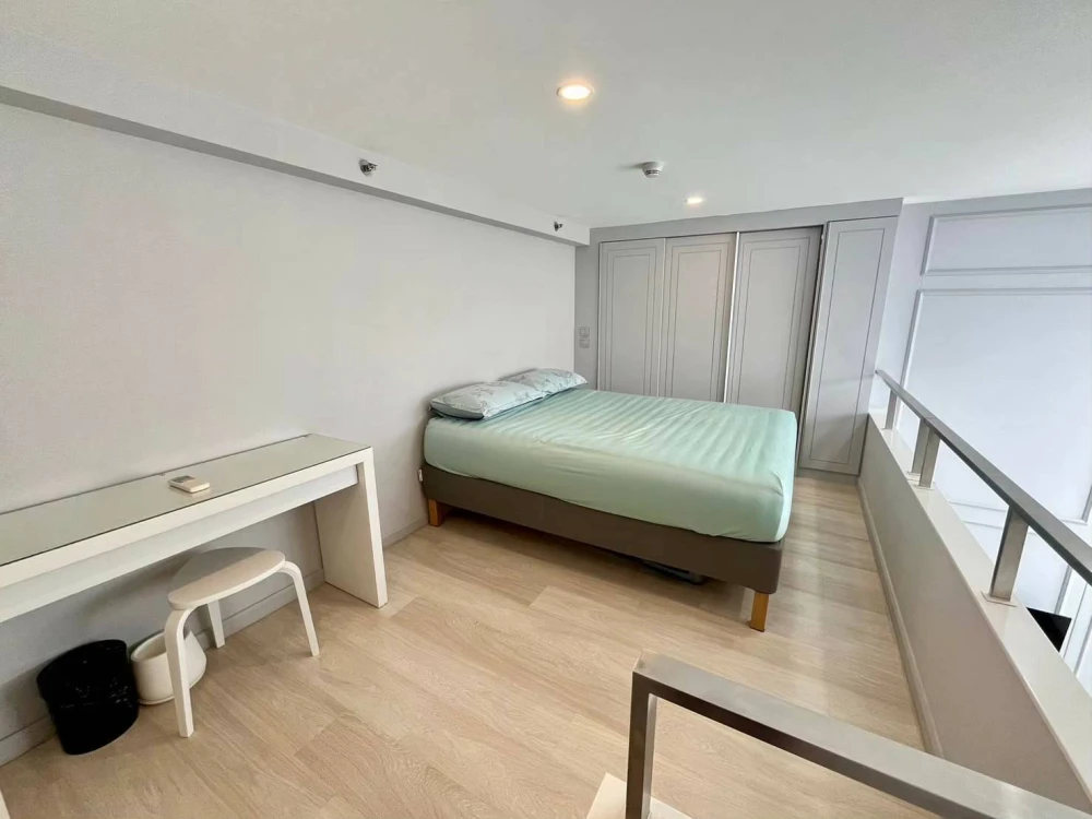 For rent Knightsbridge Prime Sathorn, 40th floor, high view, lots of usable space. If you don't book, you'll regret it.