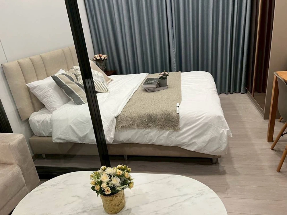 For rent One 9 Five Asoke-Rama 9, a nice room on the 43rd floor with a high view, fully furnished and equipped with appliances. Hurry and reserve now!