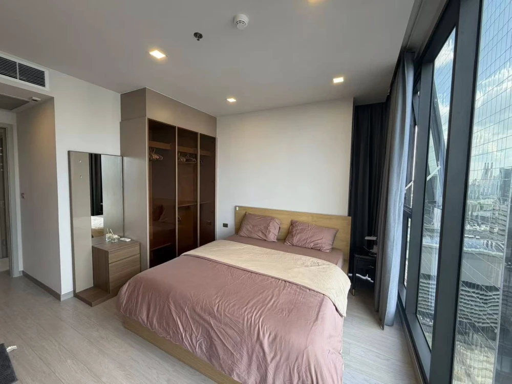 For rent: One 9 Five Asoke-Rama 9. Spacious and comfortable room with ample living space. Convenient and complete amenities all in one place. Book now
